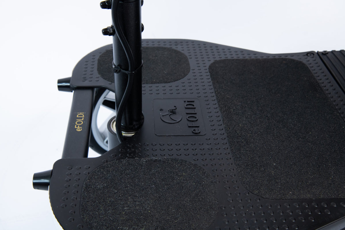 Close-up of the spacious eFOLDi Compass foot platform