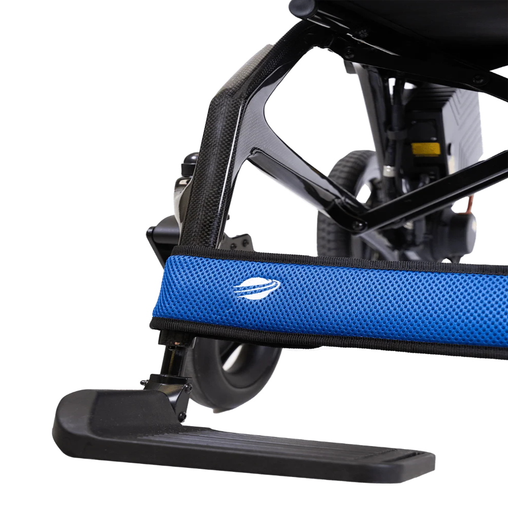 Lower side angle highlighting the deep blue calf rest pad on the Travel Buggy AEROLUX 2C.