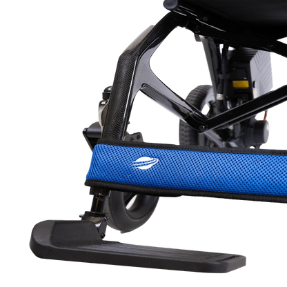 Lower side angle highlighting the deep blue calf rest pad on the Travel Buggy AEROLUX 2C.